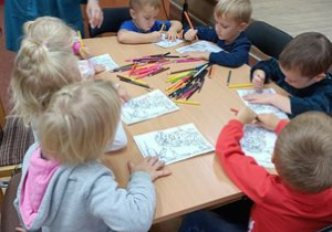 Dzieci malują obrazek